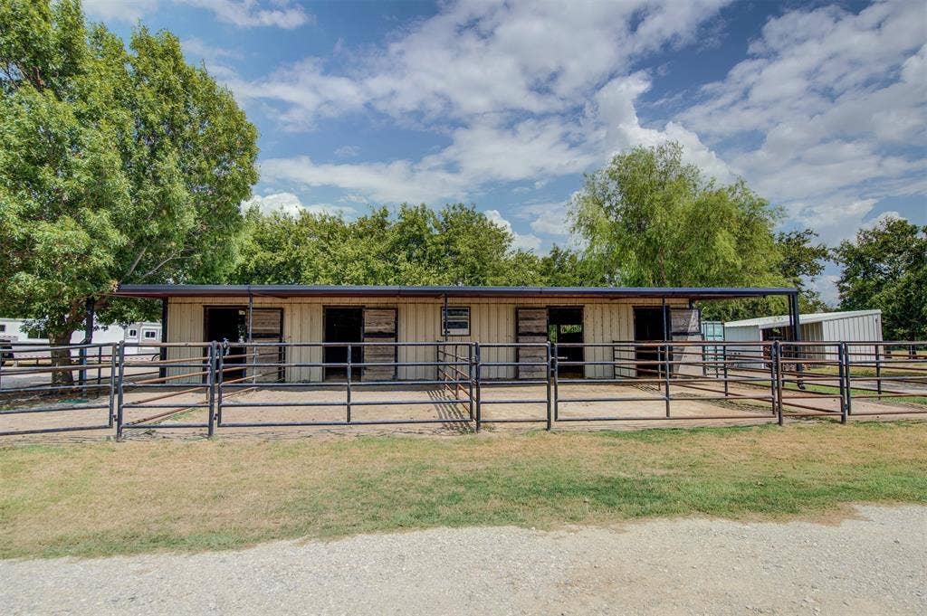 10609 Jackson Road, Krum, TX 76249 10609 Jackson Road, Krum, TX 76249