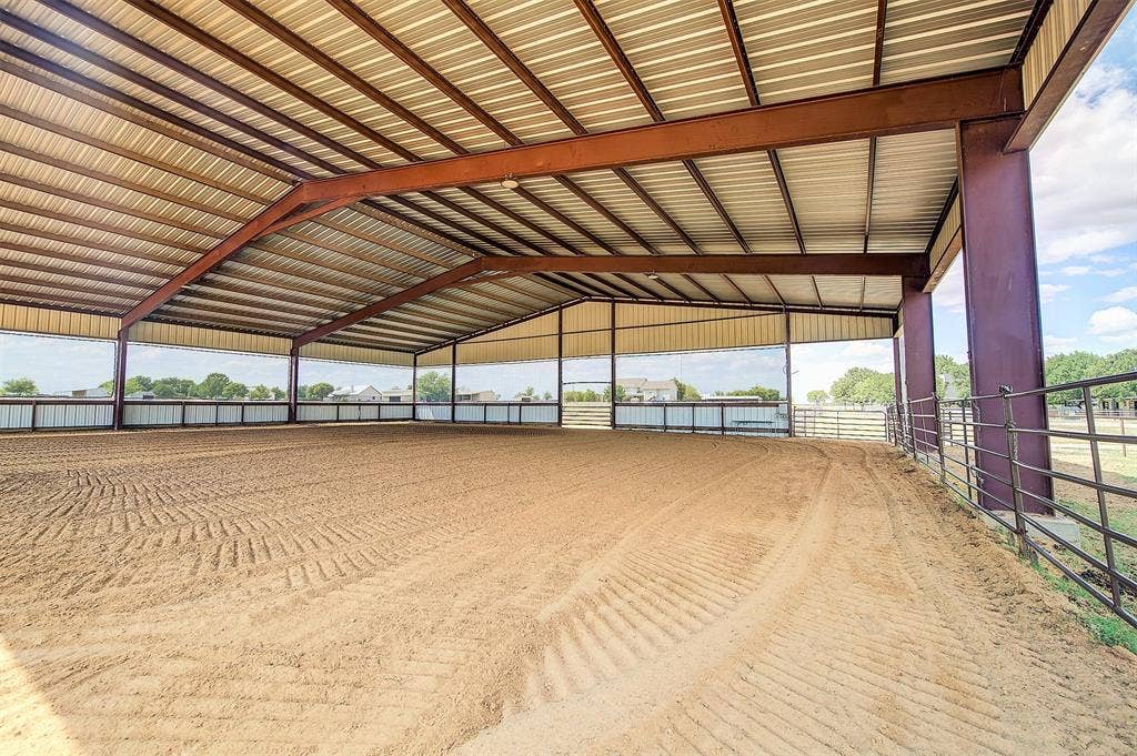 10609 Jackson Road, Krum, TX 76249 Covered arena