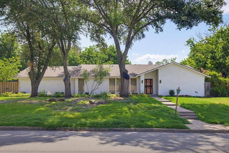 Property photo for 21 Crosslands Road, Benbrook, TX