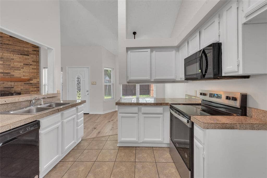 613 Canterbury Street, Euless, TX 76039 613 Canterbury Street, Euless, TX 76039
