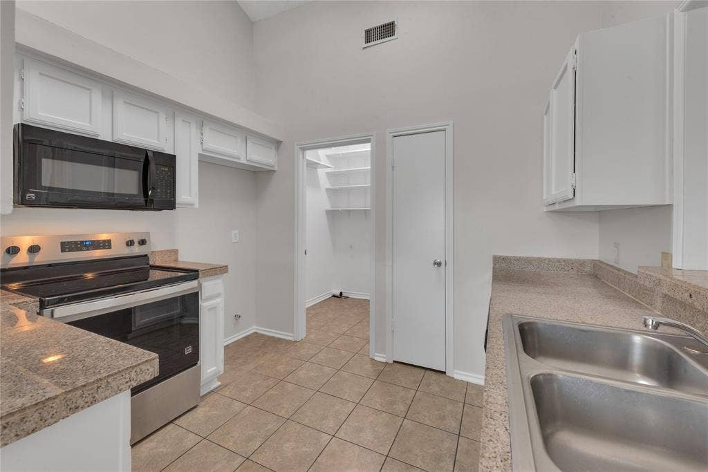 613 Canterbury Street, Euless, TX 76039 613 Canterbury Street, Euless, TX 76039