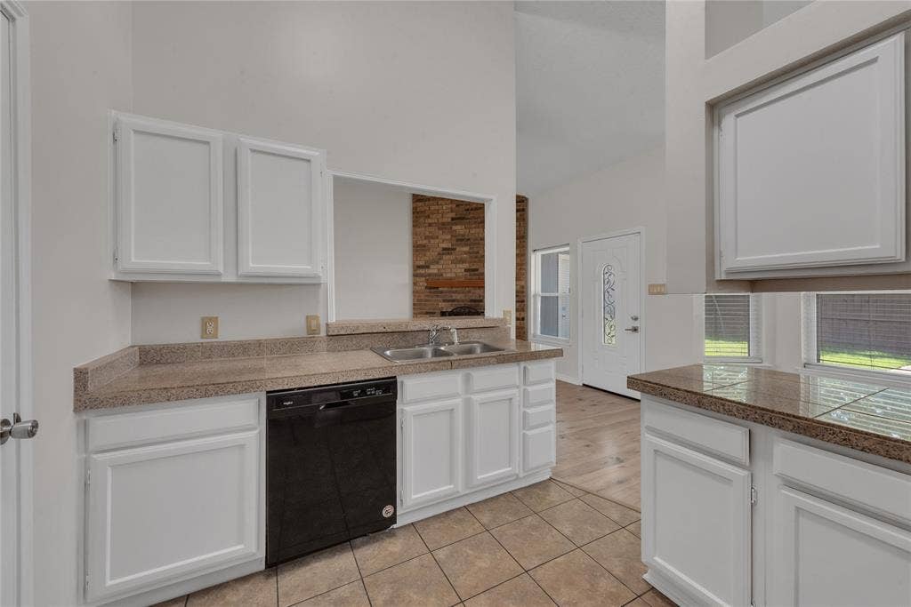 613 Canterbury Street, Euless, TX 76039 613 Canterbury Street, Euless, TX 76039