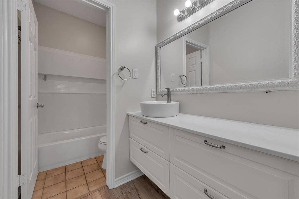 613 Canterbury Street, Euless, TX 76039 613 Canterbury Street, Euless, TX 76039