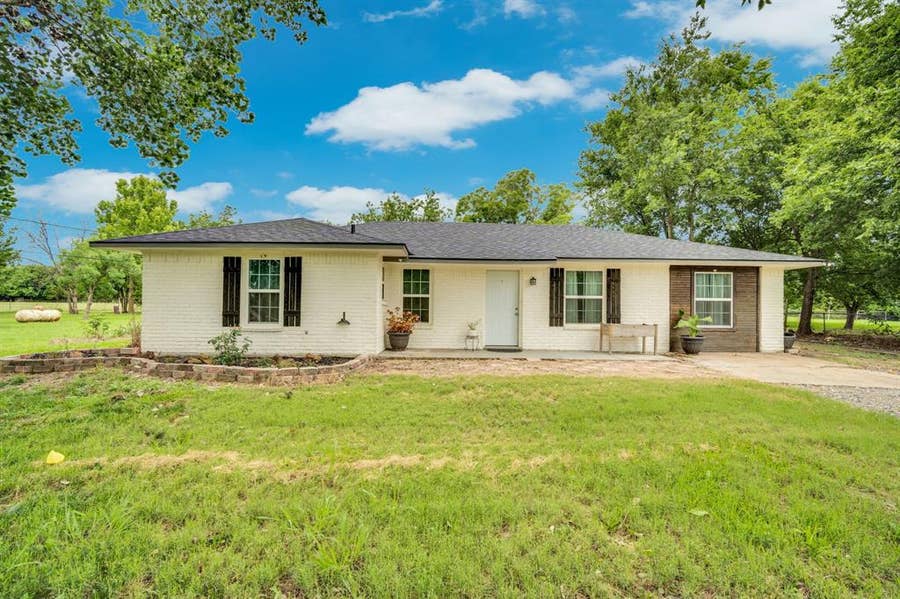 Property photo for 808 Gibson Road, Waxahachie, TX