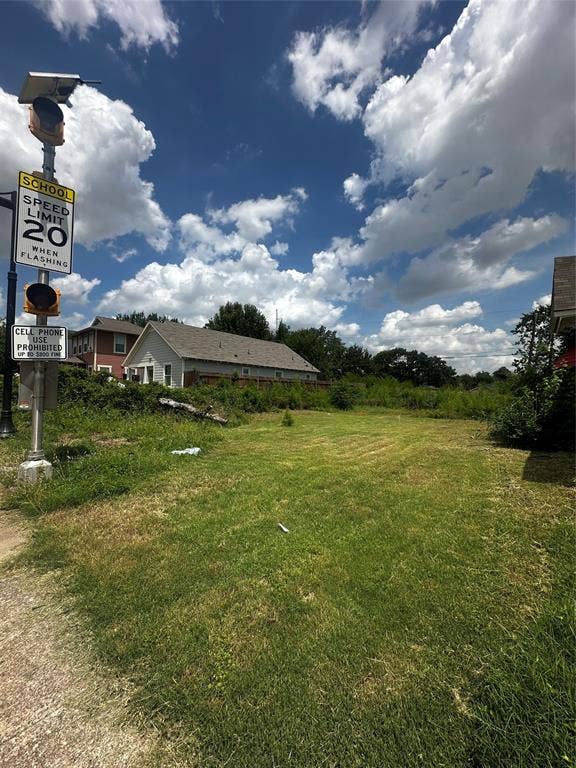 Property photo for 915 E Hattie Street, Fort Worth, TX