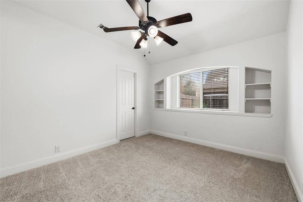 2 bedrooms separated by laundry room
