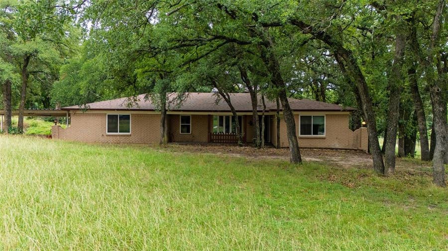Property photo for 1517 Oakridge Court W, Azle, TX