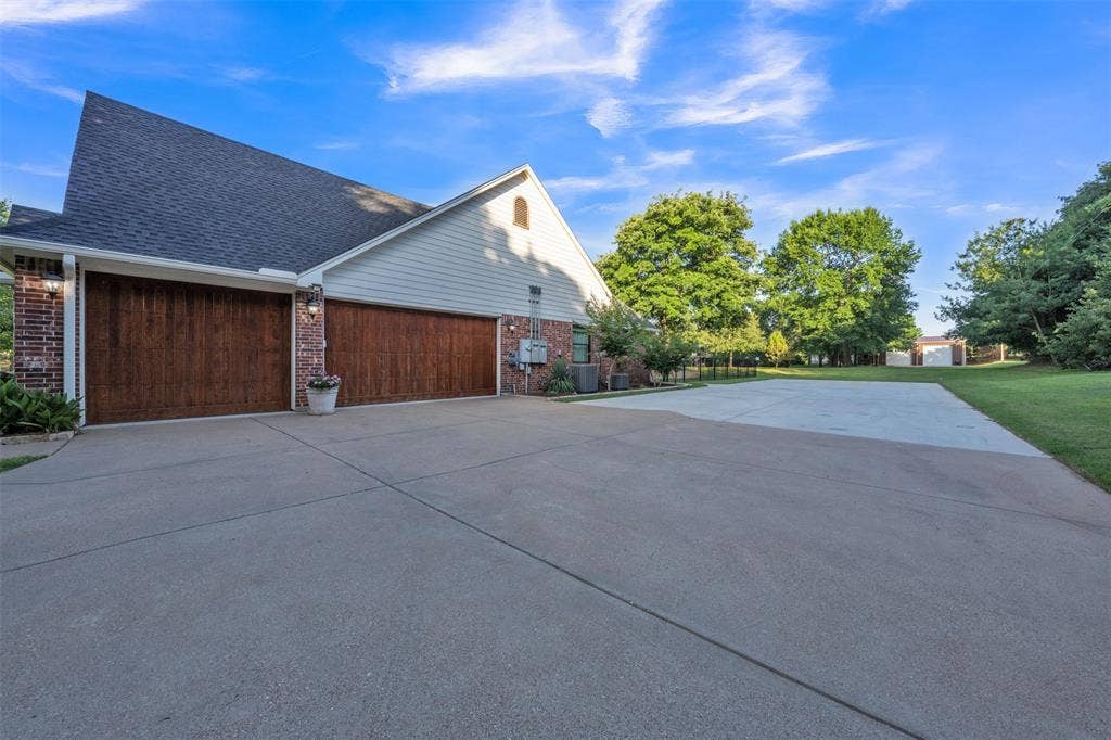 7466 Bent Trail, Mansfield, TX 76063 3 car garage with epoxy floor and freight elevator