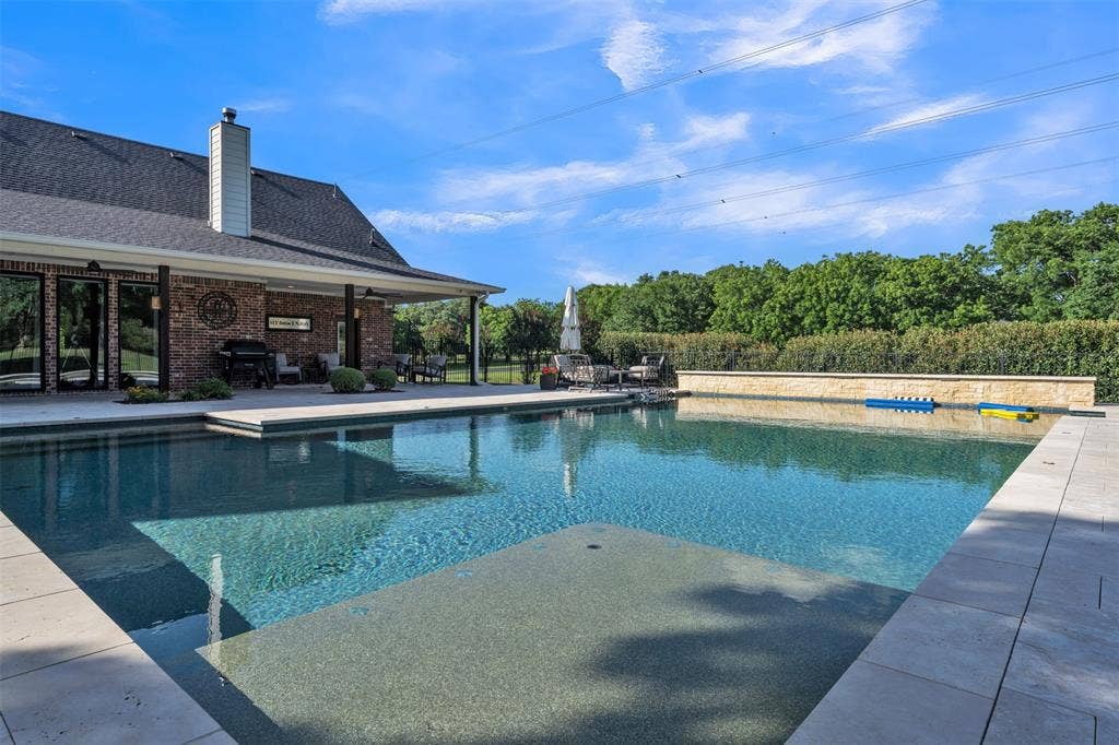 7466 Bent Trail, Mansfield, TX 76063 72,000 Gallon pool with travertine decking