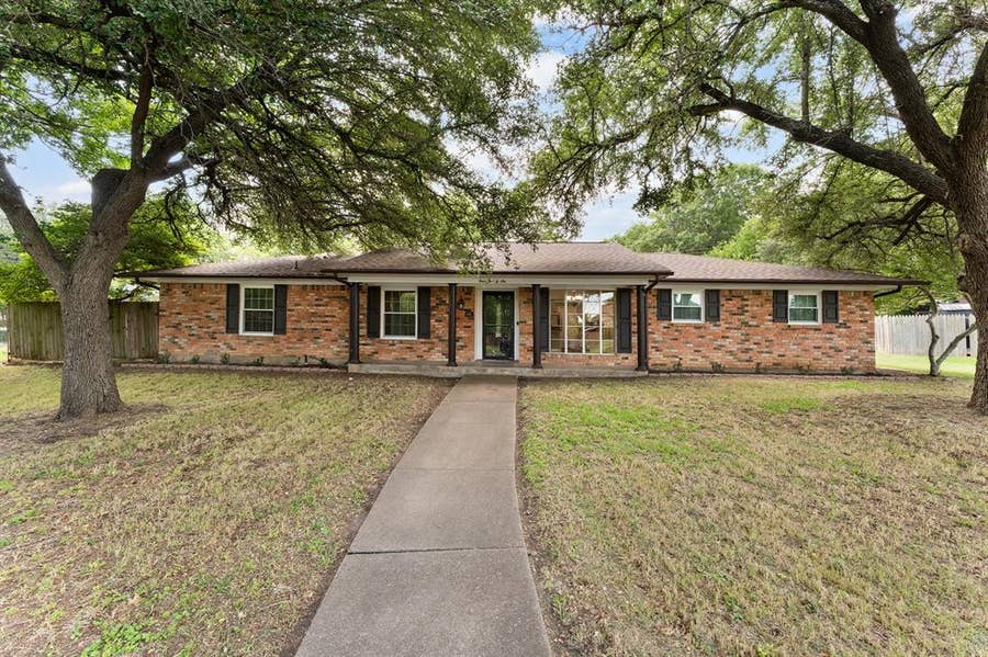 Property photo for 426 Brook Hollow Circle, DeSoto, TX
