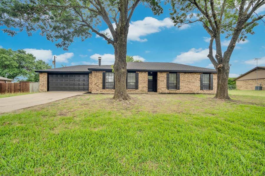 Property photo for 114 Becky Lane, Waxahachie, TX