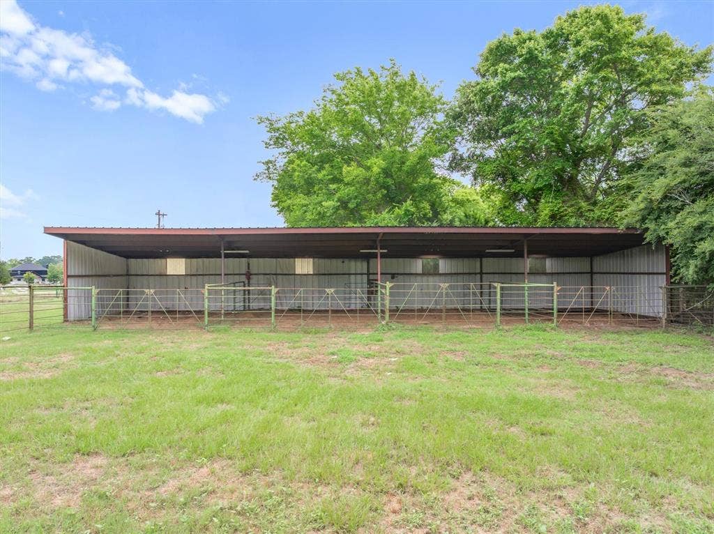 21022 US Highway 271 Highway, Gladewater, TX 75647 Cattle pens, shed for horses or cattle.