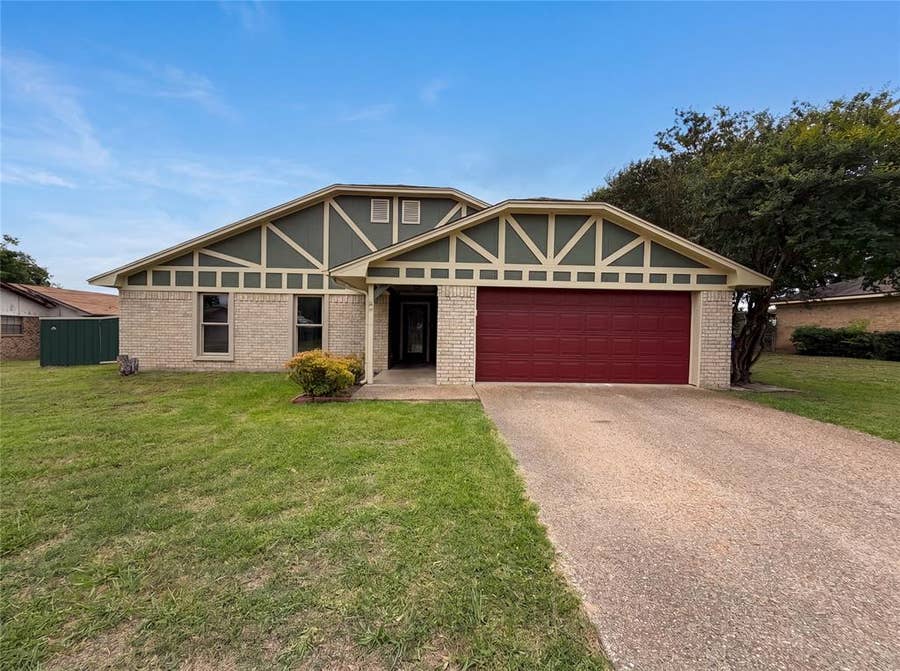 Property photo for 208 Dakota Drive, Hewitt, TX