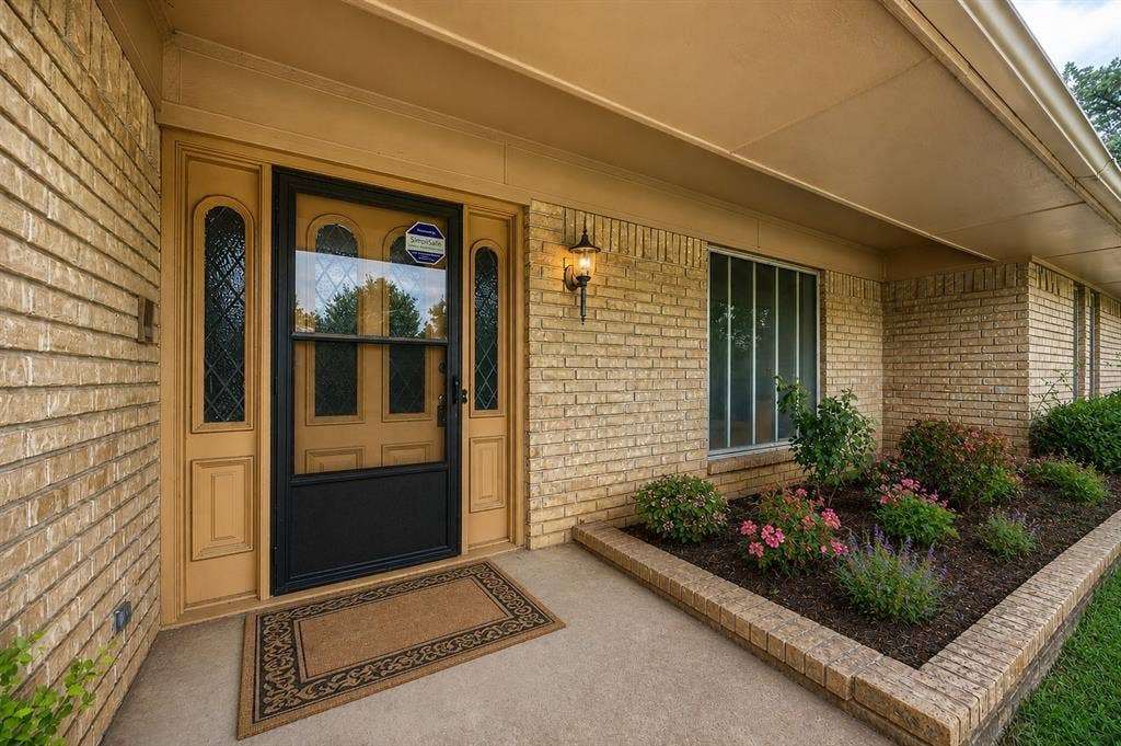 2125 Woodbrook Street, Denton, TX 76205 Exterior entry