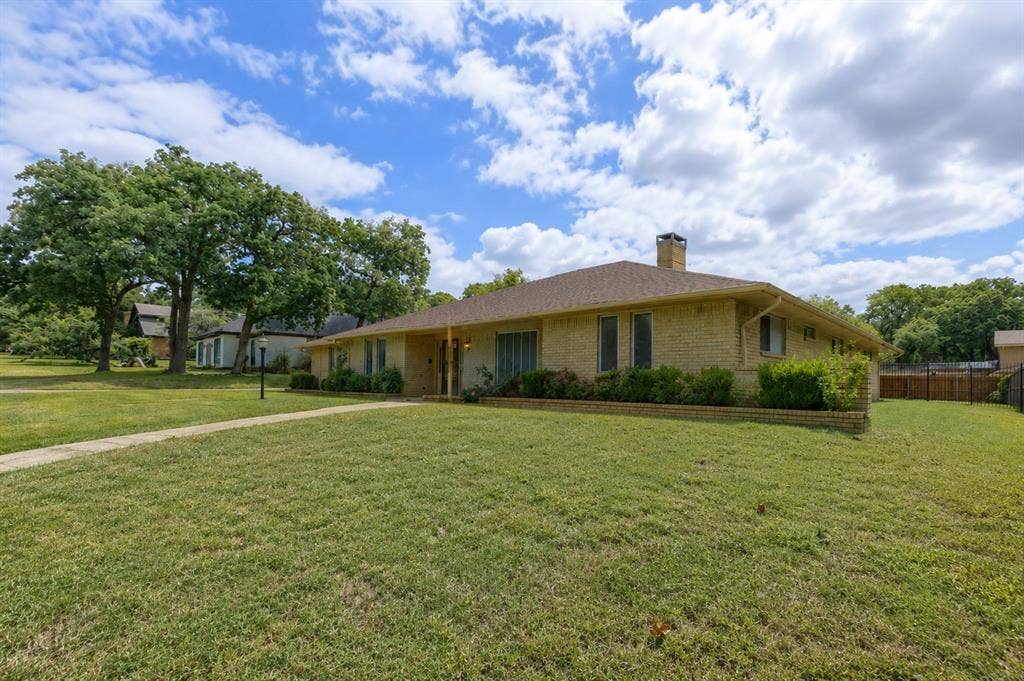 2125 Woodbrook Street, Denton, TX 76205 Front house