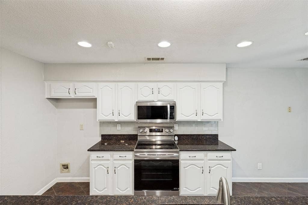 6816 Aimpoint Drive, Plano, TX 75023 6816 Aimpoint Drive, Plano, TX 75023