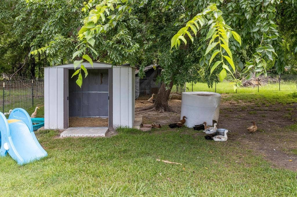 216 Meadowlark Lane, Wylie, TX 75098 Duck enclosure fenced