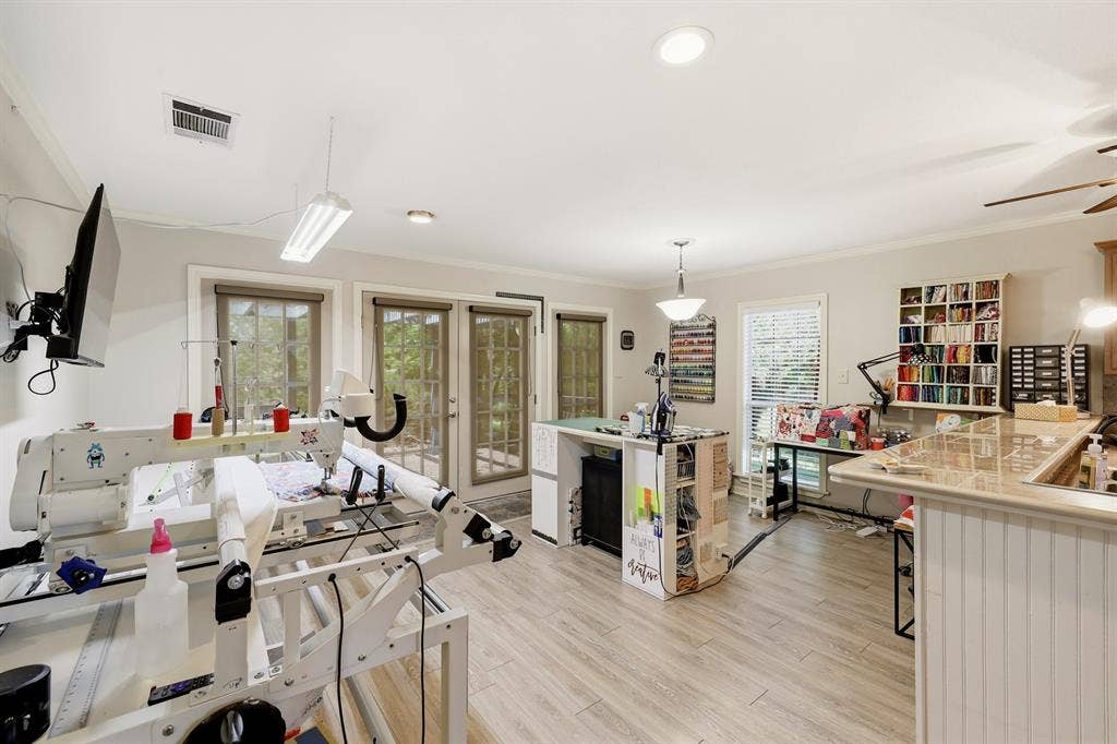 702 Noonday Road, Chandler, TX 75758 Small House LR