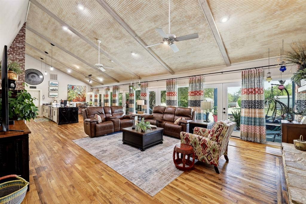 702 Noonday Road, Chandler, TX 75758 Main House LR