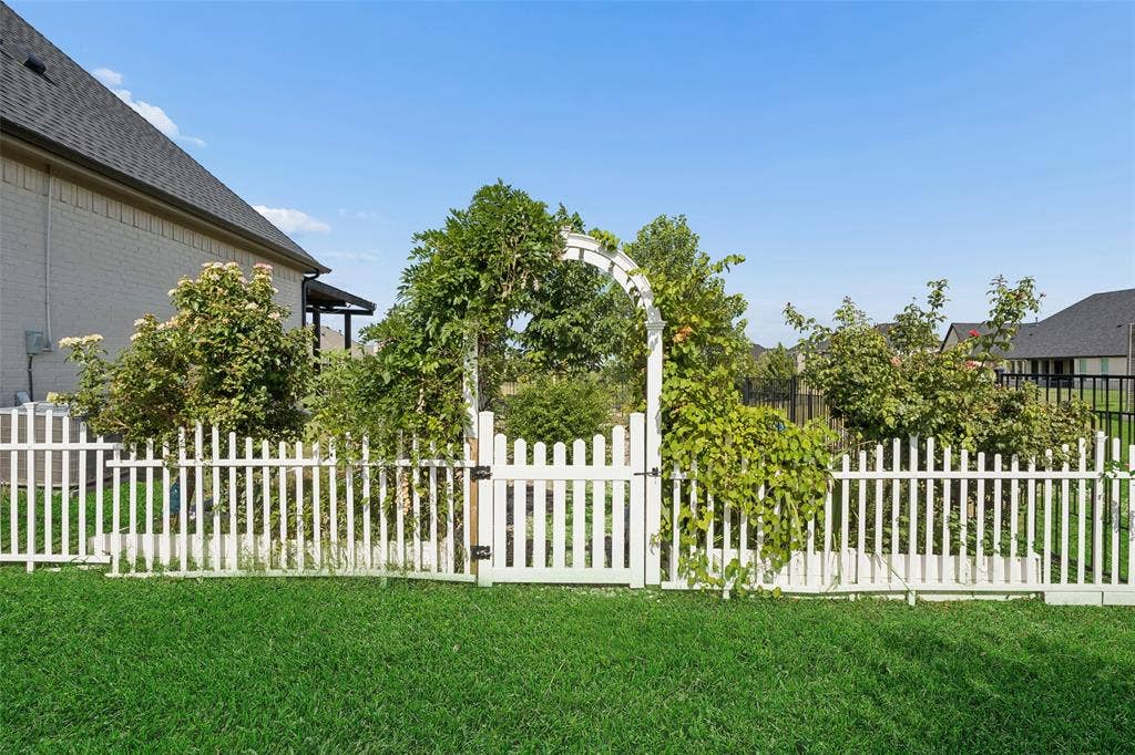 6300 Warwick Way, Parker, TX 75002 Garden and private yard area behind the guest house