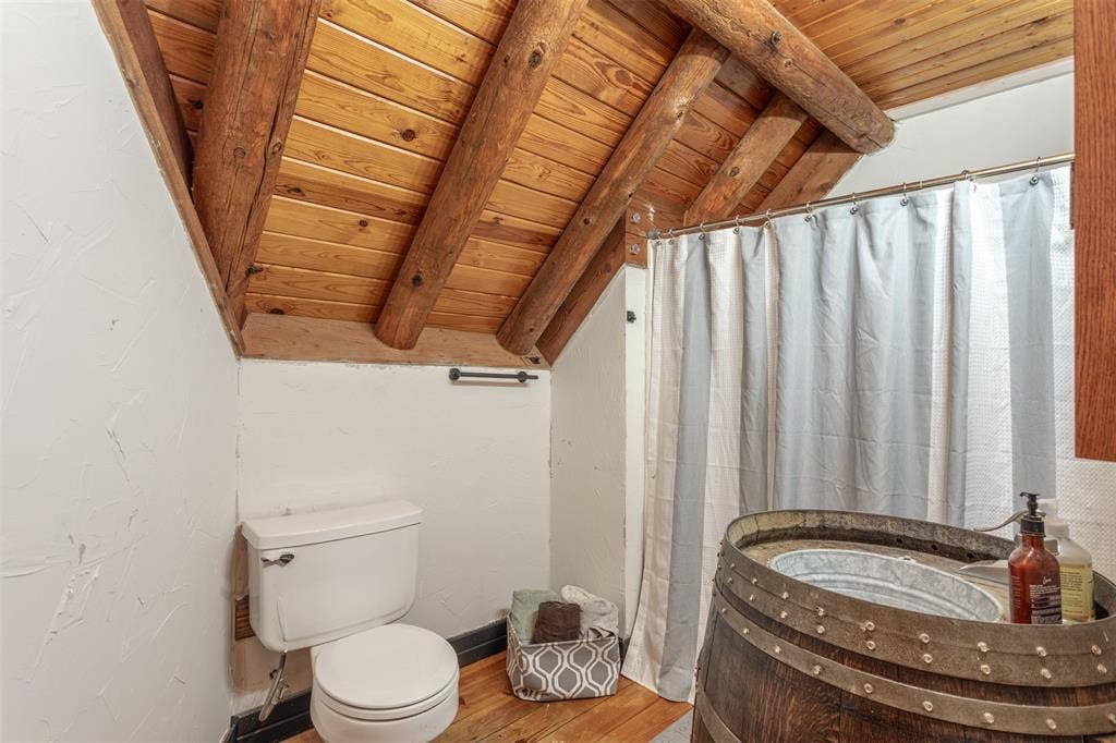 Full bathroom in upstairs loft