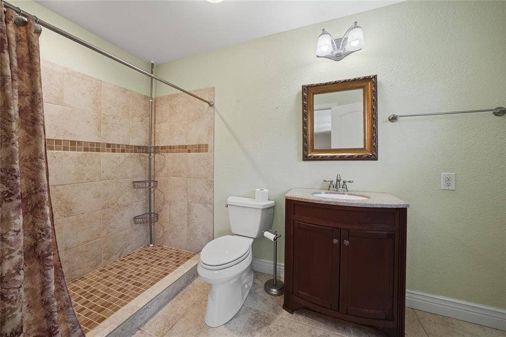 7811 Angelina Drive, Athens, TX 75752 Full bath off game room