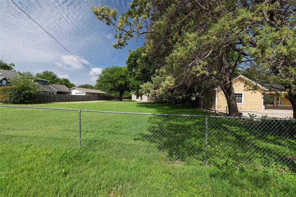 313 N Roe Street, White Settlement, TX 76108 Expansive green lawn providing ample outdoor space