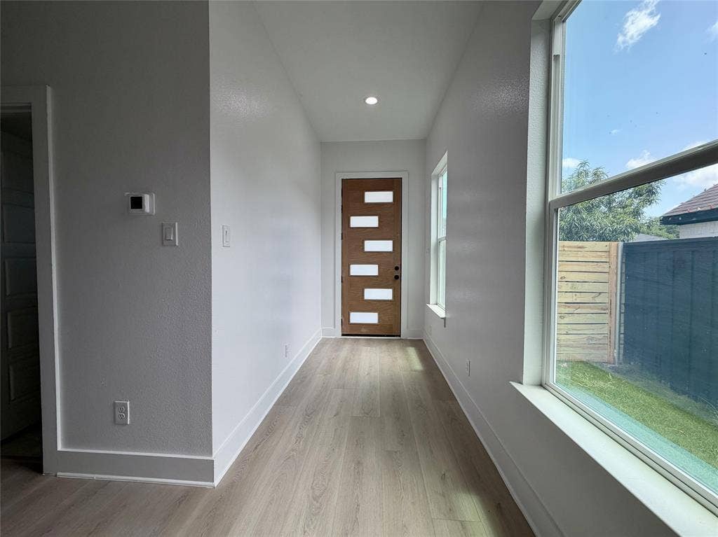 2823 Curvilinear Court, Dallas, TX 75227 Entry