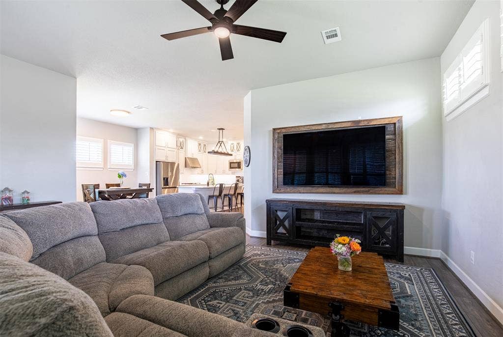 721 Matchbox Street, Argyle, TX 76226 Large family room located close to the kitchen.