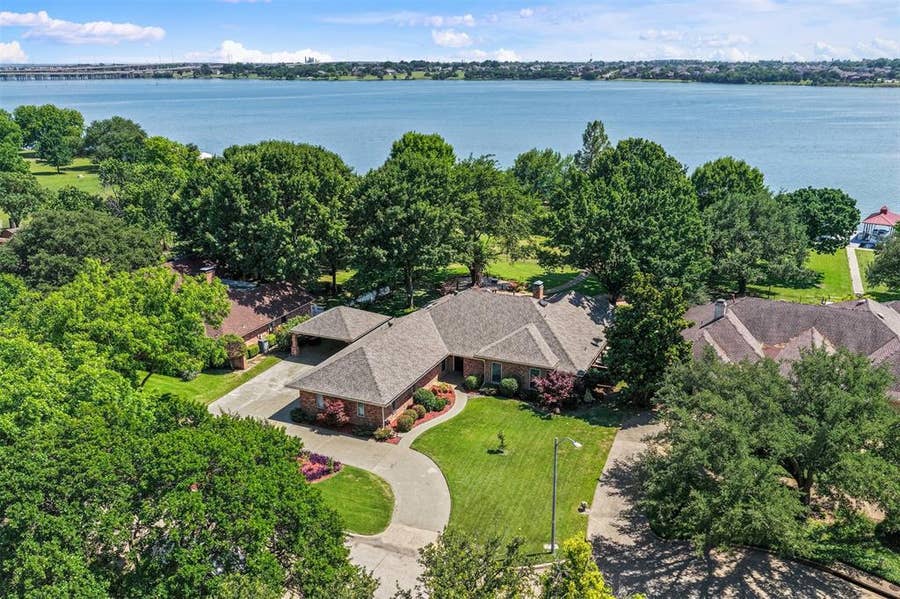 Property photo for 14 Victoria Drive, Rowlett, TX