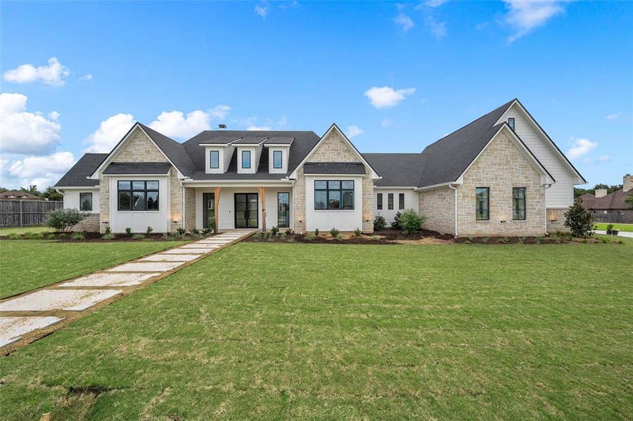 Property photo for 16 Independence Trail, Waco, TX