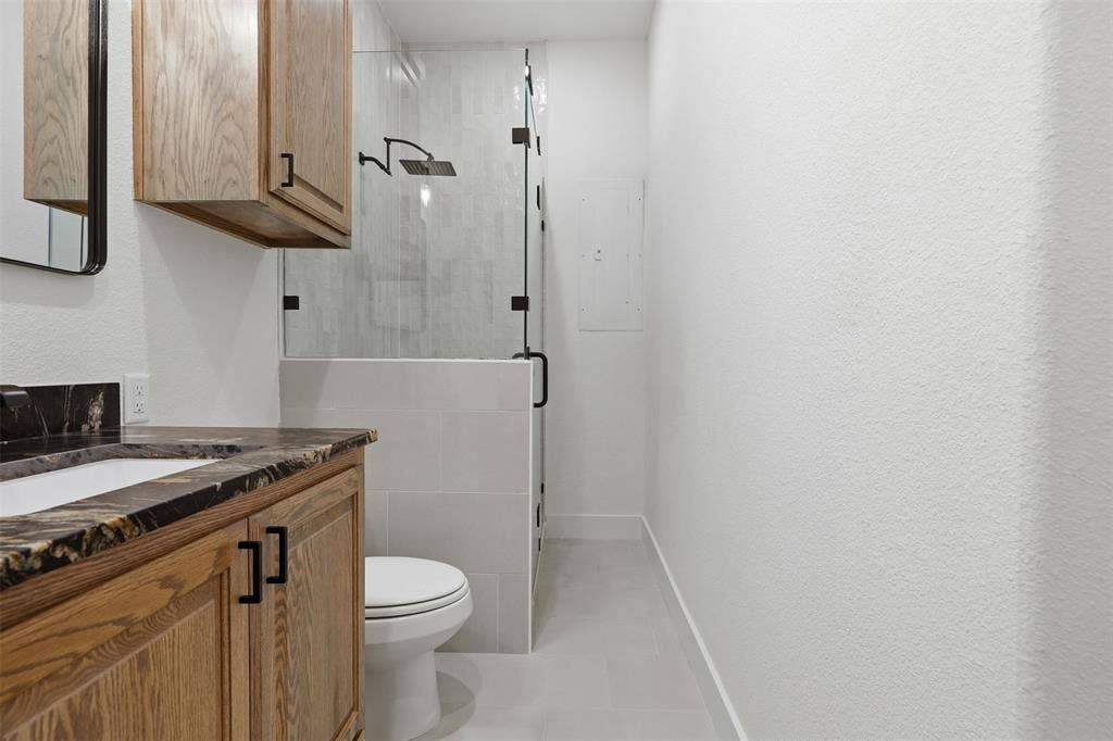6107 Grande Cove Court, Granbury, TX 76049 Full bath