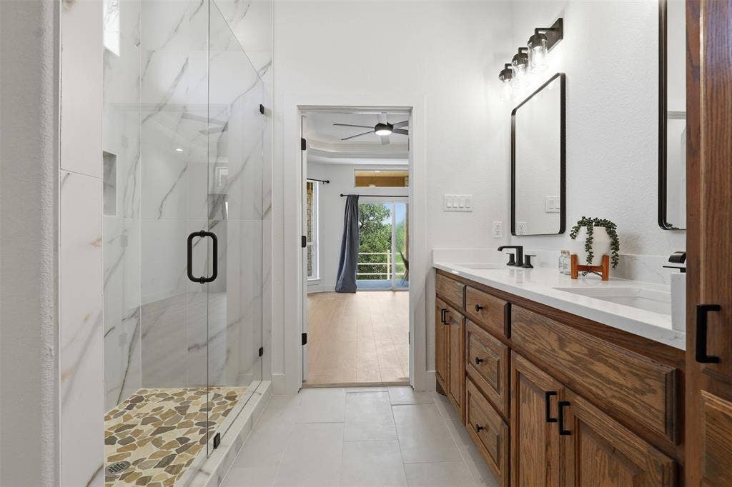 6107 Grande Cove Court, Granbury, TX 76049 Dual sinks