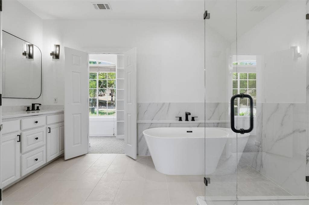 6107 Grande Cove Court, Granbury, TX 76049 Primary bathroom #2 leading into master closet and private laundry