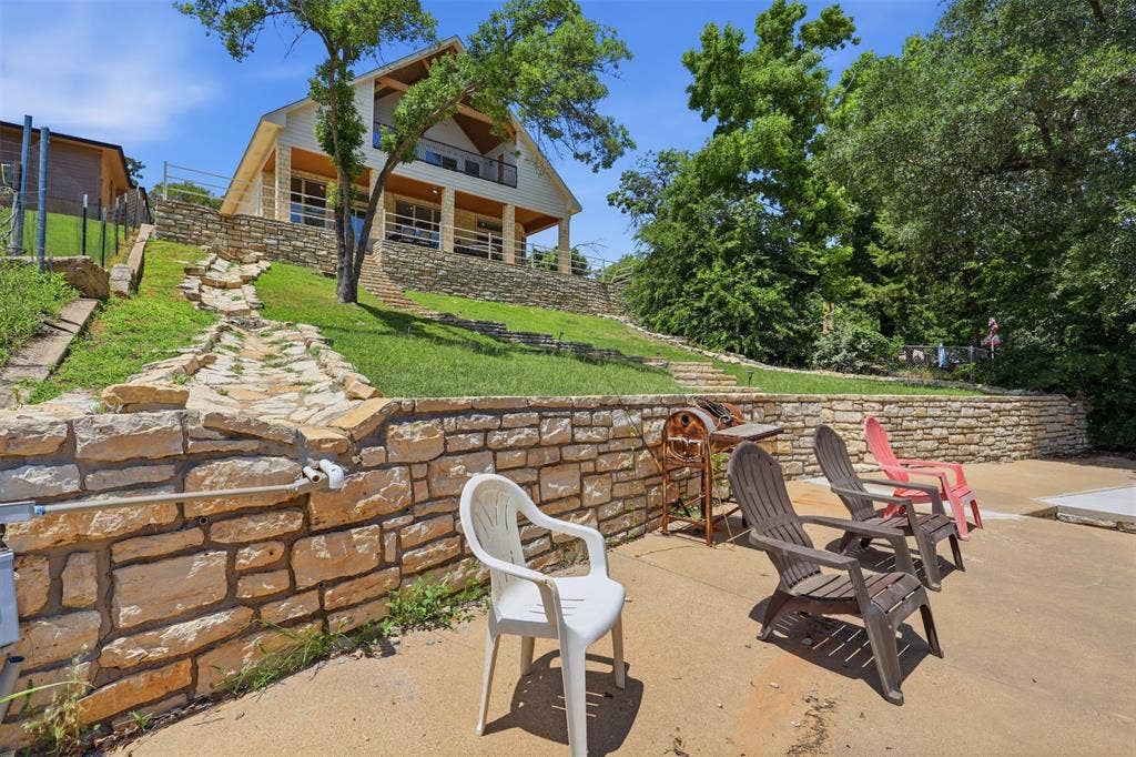 6107 Grande Cove Court, Granbury, TX 76049 Large area by boat dock to hand out at