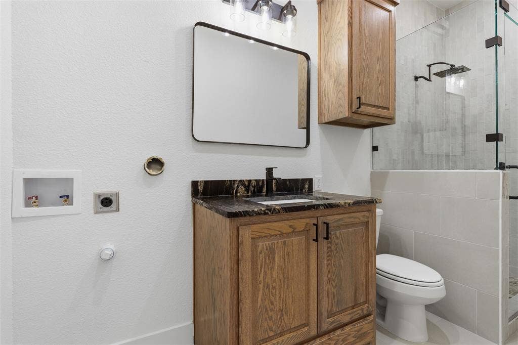 6107 Grande Cove Court, Granbury, TX 76049 full bathroom with laundry