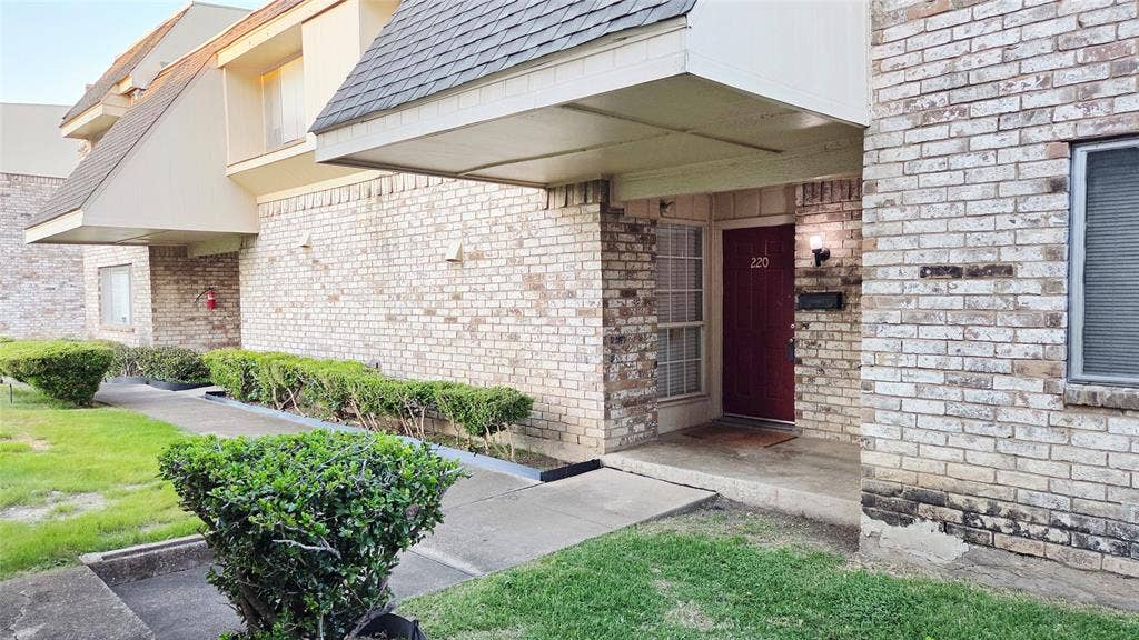 220 Village North Drive, Richardson, TX 75081 220 Village North Drive, Richardson, TX 75081