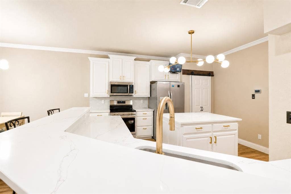 609 Trails End Court, Hurst, TX 76054 609 Trails End Court, Hurst, TX 76054