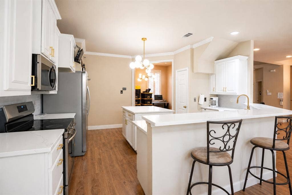 609 Trails End Court, Hurst, TX 76054 609 Trails End Court, Hurst, TX 76054