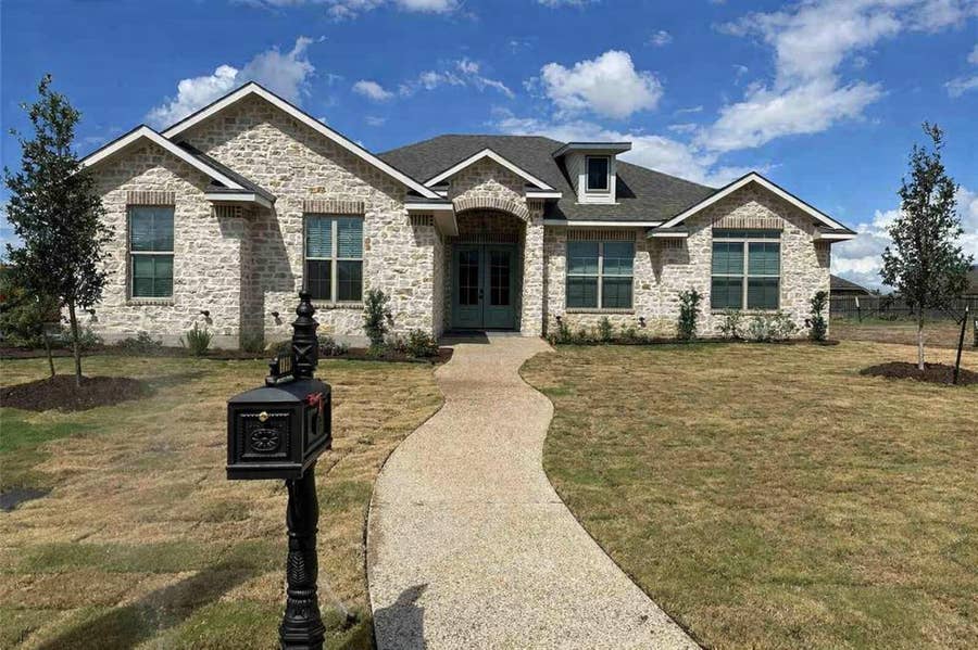 Property photo for 1033 Queen Elizabeth Drive, Waco, TX