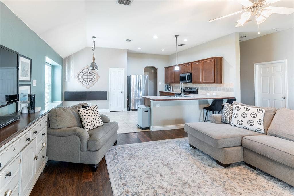 476 Paddle Drive, Crowley, TX 76036 476 Paddle Drive, Crowley, TX 76036