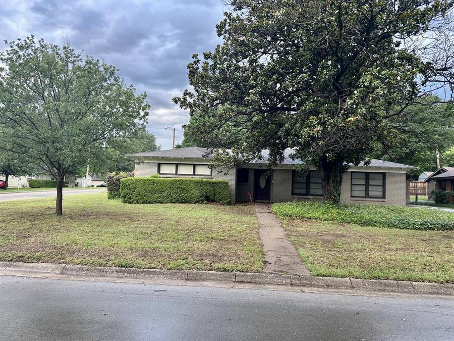Property photo for 301 Makarwich Court, River Oaks, TX