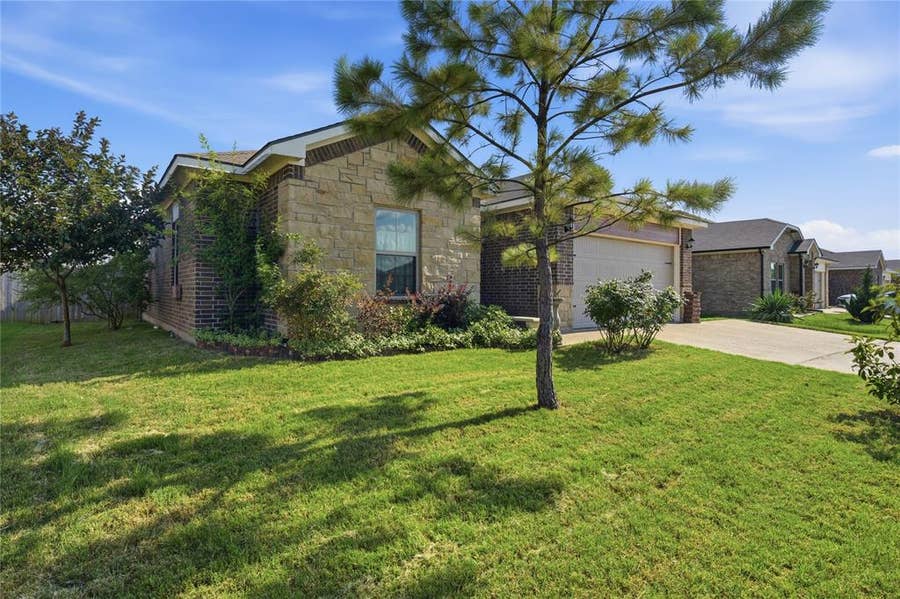 Property photo for 305 Breaux Lane, Mabank, TX