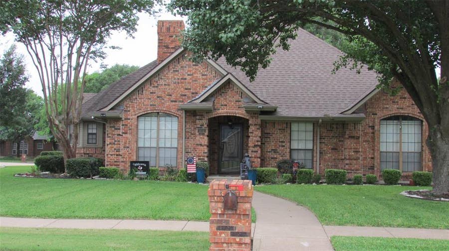 Property photo for 901 Lakeway Drive, Ennis, TX