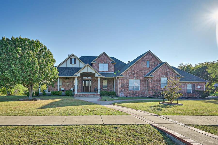 Property photo for 811 Mallard Pointe Drive, Grand Prairie, TX