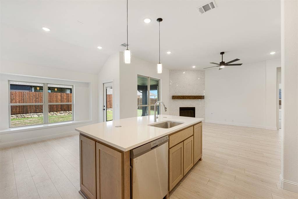1621 Community Drive, Cedar Hill, TX 75104 1621 Community Drive, Cedar Hill, TX 75104