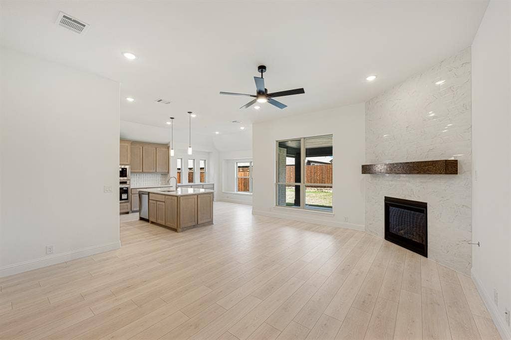 1621 Community Drive, Cedar Hill, TX 75104 1621 Community Drive, Cedar Hill, TX 75104