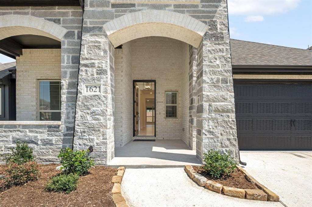 1621 Community Drive, Cedar Hill, TX 75104 1621 Community Drive, Cedar Hill, TX 75104