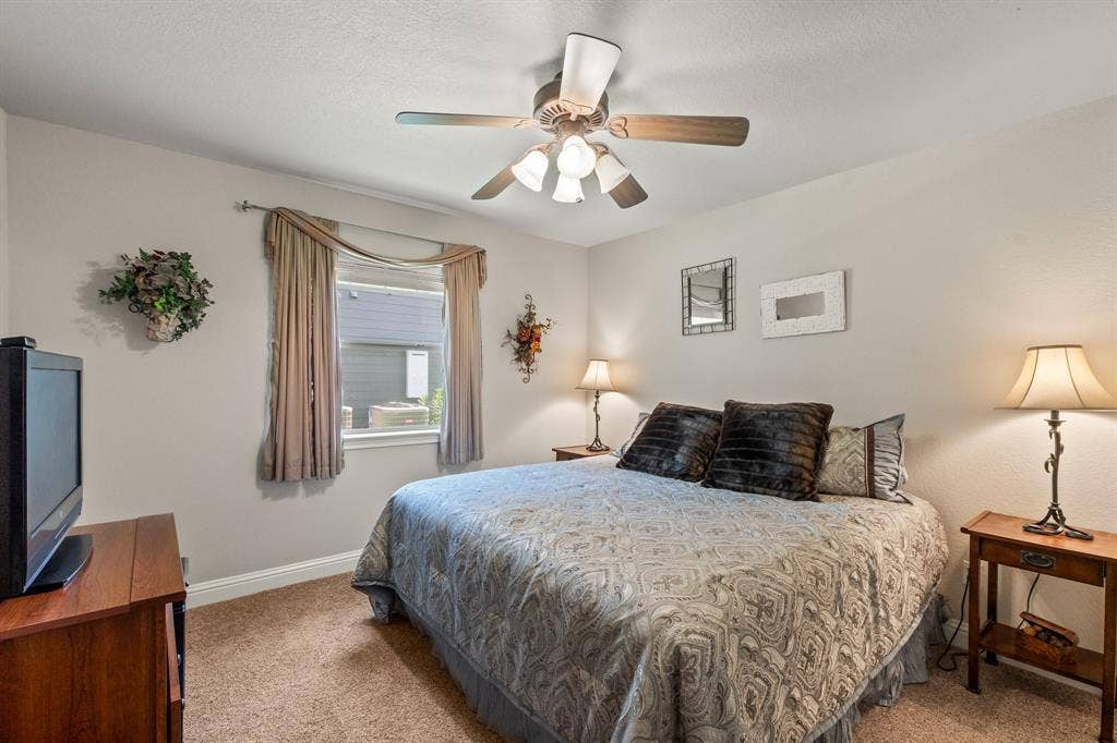194 Bushwhacker Drive, Mabank, TX 75156 Inviting guest bedroom perfect for family and friends.