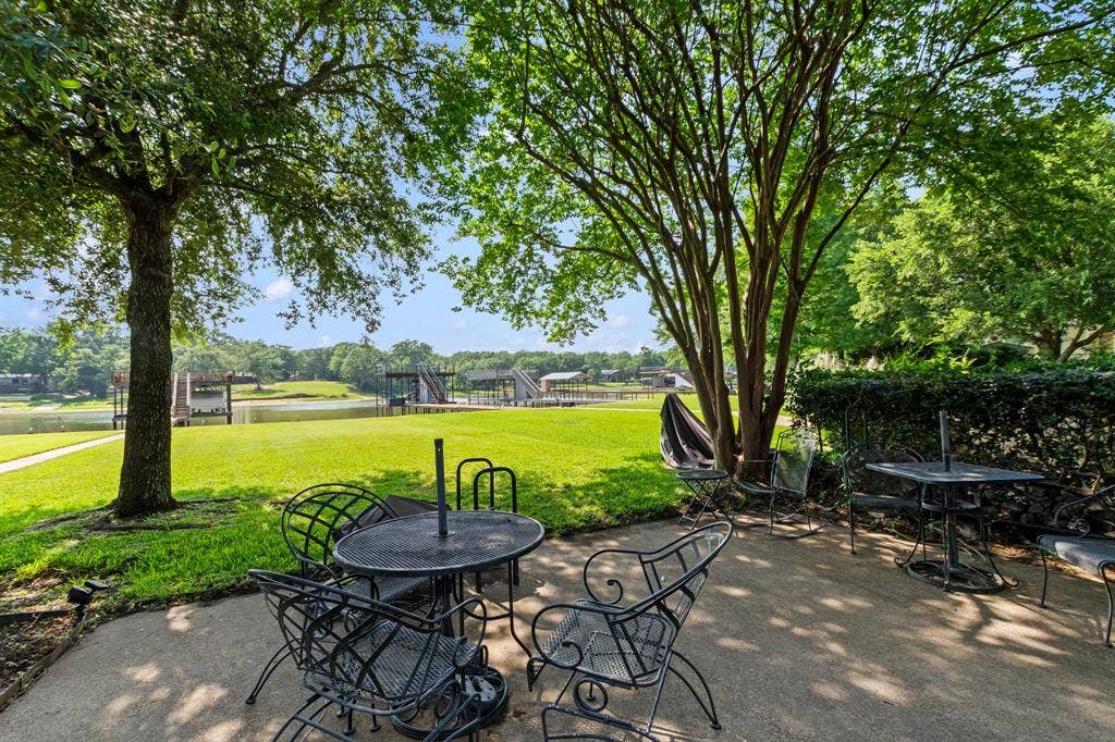 194 Bushwhacker Drive, Mabank, TX 75156 Shaded outdoor gathering space ideal for lakeside entertaining.